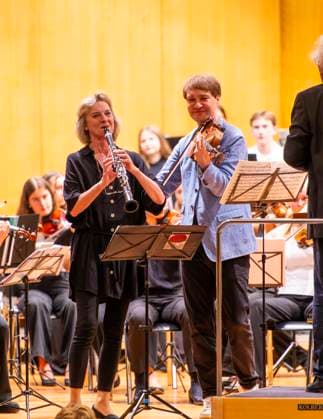 27.09.2024, Internationales Klassikfestival: Festival der Nationen 2024, im Kurhaus Bad Wörishofen im Unterallgäu, VORSICHT KLASSIK - Das große Schulkonzert, Aktion für Schulklassen, mit dem vbw-Festivalorchester unter der Leitung von Christoph Adt. Gastsolisten: Sabine Meyer (Klarinette) und Nils Mönkemeyer (Bratschist) 27.09.2024, Klassikfestival Bad Wörishofen 27.09.2024, Klassikfestival Bad Wörishofen