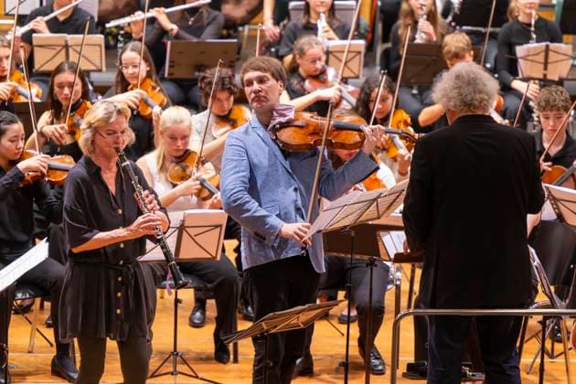 27.09.2024, Internationales Klassikfestival: Festival der Nationen 2024, im Kurhaus Bad Wörishofen im Unterallgäu, VORSICHT KLASSIK - Das große Schulkonzert, Aktion für Schulklassen, mit dem vbw-Festivalorchester unter der Leitung von Christoph Adt. Gastsolisten: Sabine Meyer (Klarinette) und Nils Mönkemeyer (Bratschist) 27.09.2024, Klassikfestival Bad Wörishofen 27.09.2024, Klassikfestival Bad Wörishofen