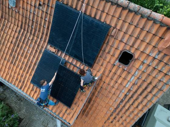 Balkonkraftwerk Bovenden, Deutschland 10. September 2024: Mieter installieren ein Balkonkraftwerk, welches ihr Vermieter Ihnen unentgeltlich bereitgestellt hat um mieterseits Stromkosten zu sparen sowie den Ausbau von regenerativen Energien zu unterstützen, auf das Dach ihres gemieteten Hauses. (Foto. Christian Ender) Niedersachsen