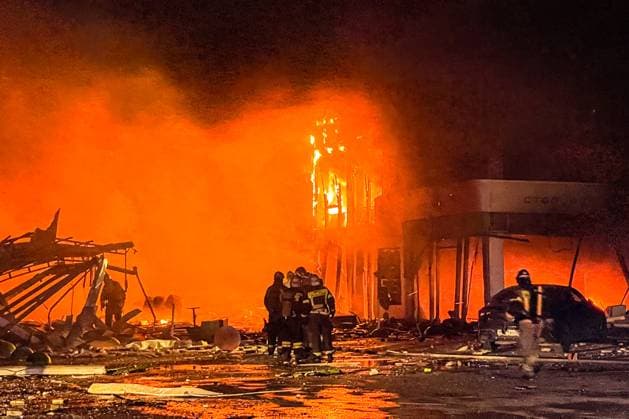 News Themen der Woche KW39 News Bilder des Tages RUSSIA, REPUBLIC OF DAGESTAN - SEPTEMBER 27, 2024: Firefighters battle a fire after an explosion at a filling station in Novy Khushet, Makhachkala. Musa Salgereyev TASS  74443373