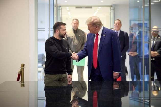 September 27, 2024, New York, Ny, United States of America: Former U.S President Donald Trump, right, shakes hands with Ukrainian President Volodymyr Zelenskyy, left, following their meeting at Trump Tower, September 27, 2024 in New York City, New York. New York United States of America - ZUMAp138 20240927_zaa_p138_005 Copyright: xUkrainexPresidency UkrainianxPrex