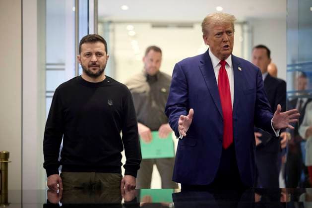 News Bilder des Tages September 27, 2024, New York, Ny, United States of America: Former U.S President Donald Trump, right, responds to a question during an impromptu press conference with Ukrainian President Volodymyr Zelenskyy, left, at Trump Tower, September 27, 2024 in New York City, New York. New York United States of America - ZUMAp138 20240927_zaa_p138_006 Copyright: xUkrainexPresidency UkrainianxPrex