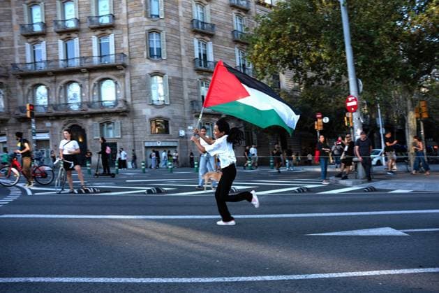 News Themen der Woche KW39 News Bilder des Tages September 27, 2024, Barcelona, Spain: A girl runs with a Palestinian flag in her hand along Barcelona s Diagonal Street as part of the mass demonstration in support of Palestine and Lebanon. Nearly 20,000 people marched at the mass demonstration in Barcelona in support of the Palestinian and Lebanese people. Barcelona Spain - ZUMAs197 20240927_aaa_s197_171 Copyright: xXimenaxBorrazasx