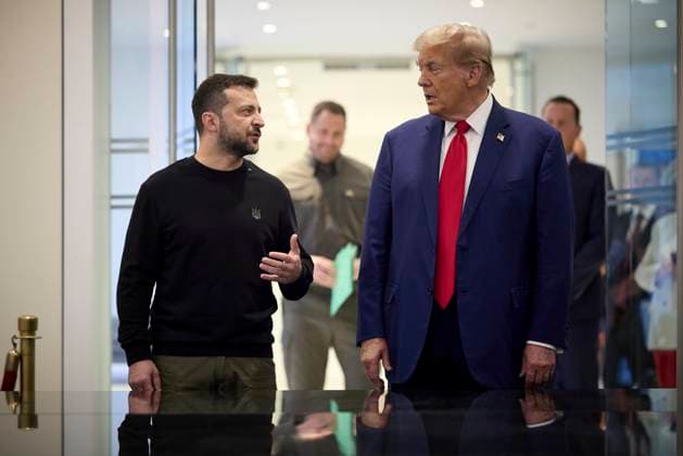 September 27, 2024, New York, Ny, United States of America: Former U.S President Donald Trump, right, listens to Ukrainian President Volodymyr Zelenskyy, left, during a impromptu press conference at Trump Tower, September 27, 2024 in New York City, New York. New York USA - ZUMAp138 20240927_zaa_p138_004 Copyright: xUkrainexPresidencyx