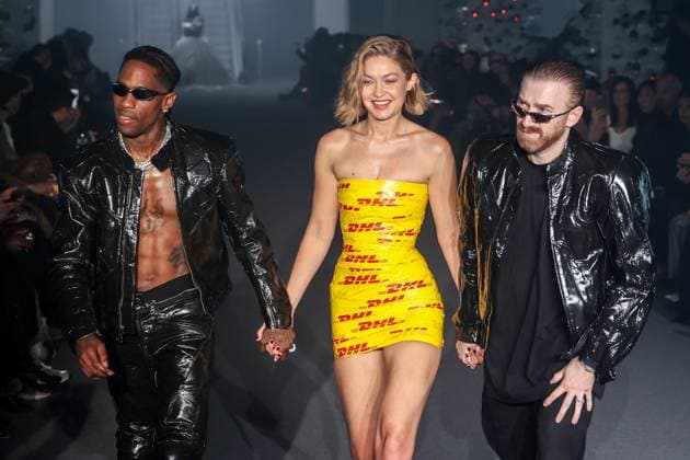 Bilder des Jahres 2024, Entertainment 09 September Entertainment Themen der Woche KW39 Entertainment Bilder des Tages Paris Fashion Week Celebrities walk the runway for Vetements Vetements ready to wear Spring Summer 2025 fashion show at Paris Fashion Week Defile pret a porter printemps ete 2025 de Vetements pendant la semaine de la mode a Paris Travis Scott, Gigi Hadid et Guram Gvasalia 309750 2024 09 27  Copyright: xSebastienxFremontx xStarfacex STAR_309750_064