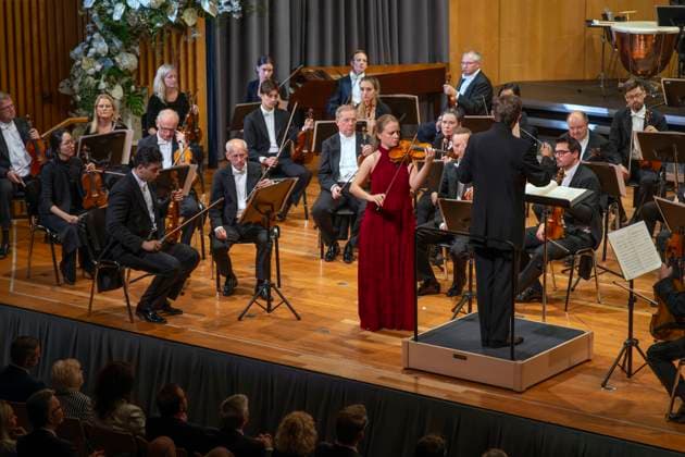 27.09.2024, Internationales Festival der Klassischen Musik: Festival der Nationen 2024, im Kurhaus Bad Wörishofen im Unterallgäu, Festivaleröffnung mit Julia Fischer (Violine) Andrey Boreyko, Dirigent der Wiener Symphoniker. 27.09.2024, Klassikfestival Bad Wörishofen 27.09.2024, Klassikfestival Bad Wörishofen