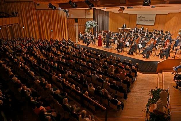 27.09.2024, Internationales Festival der Klassischen Musik: Festival der Nationen 2024, im Kurhaus Bad Wörishofen im Unterallgäu, Festivaleröffnung mit Julia Fischer (Violine) Andrey Boreyko, Dirigent der Wiener Symphoniker. 27.09.2024, Klassikfestival Bad Wörishofen 27.09.2024, Klassikfestival Bad Wörishofen