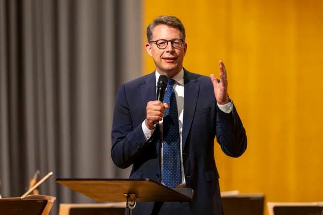 27.09.2024, Internationales Festival der Klassischen Musik: Festival der Nationen 2024, im Kurhaus Bad Wörishofen im Unterallgäu, Festivaleröffnung mit Ehrengästen, Staatsminister für Wissenschaft und Kunst Markus Blume hält die Eröffnungsrede. 27.09.2024, Klassikfestival Bad Wörishofen 27.09.2024, Klassikfestival Bad Wörishofen