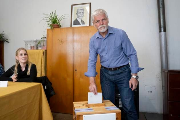 News Themen der Woche KW39 News Bilder des Tages Czech President Petr Pavel casts his vote his vote in Cernoucek in the Litomerice district. The second and final round of elections to one-third of the Senate, the upper house of parliament, continued in the Czech Republic today, on September 28, 2024, and voters will decide on 22 senators as five candidates were elected in the first round a week ago already. (CTKxPhoto OndrejxDeml) CTKPhotoP2024092802954  CTKPhotoP2024092802954