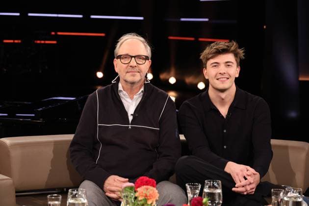 Olli Dittrich und sein Sohn Jonathan Henrich zu Gast in der NDR Talk Show, Fototermin am 27.9.2024 im Fernsehstudio Hamburg Lokstedt vor der Sendung im 3. Programm des NDR Fernsehen *** Olli Dittrich and his son Jonathan Henrich as guests on the NDR Talk Show, photo session on 27 9 2024 in the Hamburg Lokstedt television studio before the broadcast on the 3 program of NDR television