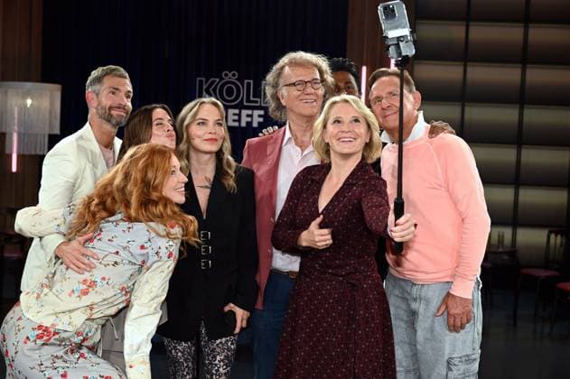 Entertainment Themen der Woche KW39 Schauspielerin Marleen Lohse, Moderator Micky Beisenherz, Sängerin Vanessa Mai, Boxerin Regina Halmich, Musiker André Rieu, Moderatorin Susan Link, Motivationscoach Biyon Kattilathu, Tanzlehrer Georg Stallnig machen ein Selfie in der WDR Talkshow Kölner Treff *** Actress Marleen Lohse, presenter Micky Beisenherz, singer Vanessa Mai, boxer Regina Halmich, musician André Rieu, presenter Susan Link, motivational coach Biyon Kattilathu, dance teacher Georg Stallnig take a selfie on the WDR talk show Kölner Treff