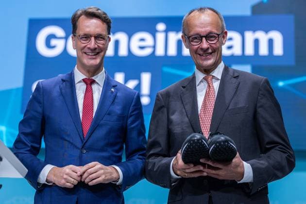News Themen der Woche KW39 News Bilder des Tages 46. Landesparteitag der CDU Nordrhein-Westfalen am 28.09.2024 in der Halle Münsterland in Münster Hendrik Wüst ( Landesvorsitzender und Ministerpräsident NRW ), links - Friedrich Merz ( Bundesparteivorsitzender CDU ), rechts *** 46 State party conference of the CDU North Rhine-Westphalia on 28 09 2024 in the Halle Münsterland in Münster Hendrik Wüst State Chairman and Minister President NRW , left Friedrich Merz Federal Party Chairman CDU , right xJRx