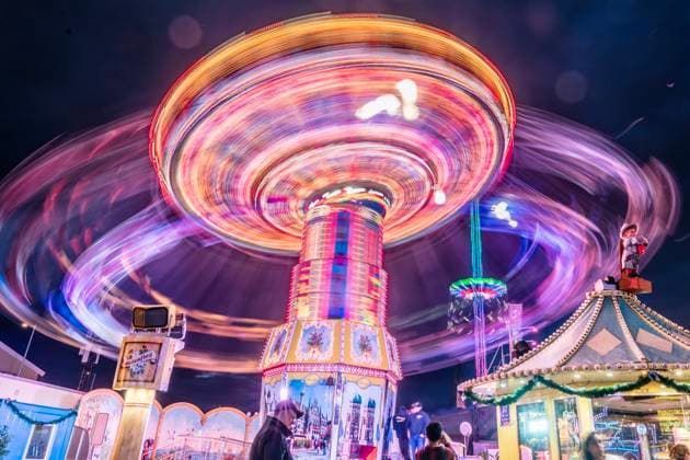 News Themen der Woche KW39 News Bilder des Tages Kettenkarussel Wellenflug dreht sich abends im Wiesnhimmel, erzeugt magische Lichtspuren, Oktoberfest, München, September 2024 Deutschland, München, 28. September 2024, das Kettenkarussell Wellenflug dreht sich abends im Wiesnhimmel, erzeugt magische Lichtspuren vor dunklem Abendhimmel, , Langzeitbelichtung, Samstagabend, Wochenende, bayerisch, Oktoberfest 2024, Volksfest, Bayern, *** Chain carousel Wellenflug turns in the evening in the Wiesn sky, creates magical traces of light, Oktoberfest, Munich, September 2024 Germany, Munich, September 28, 2024, the chain carousel Wellenflug turns in the evening in the Wiesn sky, creates magical traces of light in front of a dark evening sky, , long exposure, Saturday evening, weekend, Bavarian, Ok