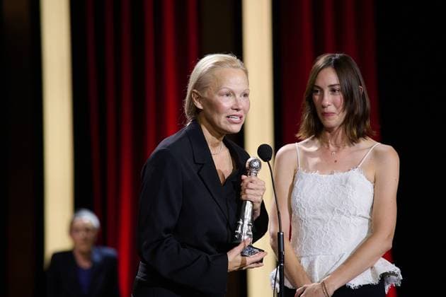 The Winners During The 72nd Edition Of The San Sebastian International Film Festival The film The Last Show Girl with its director Gia Coppola and actress Pamela Anderson receives the special jury prize during the 72nd edition of the San Sebastian International Film Festival in San Sebastian, Spain, on September 28, 2024. San Sebastian Spain  Copyright: xCOOLMediax originalFilename: coolmedia-notitle240929_npmUn.jpg