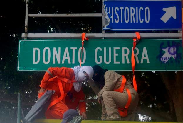 Global Day Of Action In Favour Of Legal, Free, Safe And Free Abortion In Mexico And Latin America Feminist women intervene on road signs in Mexico City, Mexico, on September 28, 2024, where dozens of women march from the Glorieta de las Mujeres que Luchan to the Zocalo on the occasion of the Global Day of Action in favor of legal, free, and safe abortion in Mexico and Latin America. Mexico City Mexico  Copyright: xGerardoxVieyrax originalFilename: vieyra-notitle240928_np83l.jpg