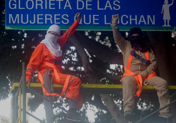Global Day Of Action In Favour Of Legal, Free, Safe And Free Abortion In Mexico And Latin America Feminist women intervene on road signs in Mexico City, Mexico, on September 28, 2024, where dozens of women march from the Glorieta de las Mujeres que Luchan to the Zocalo on the occasion of the Global Day of Action in favor of legal, free, and safe abortion in Mexico and Latin America. Mexico City Mexico City Mexico  Copyright: xGerardoxVieyrax originalFilename: vieyra-notitle240928_npM0y.jpg