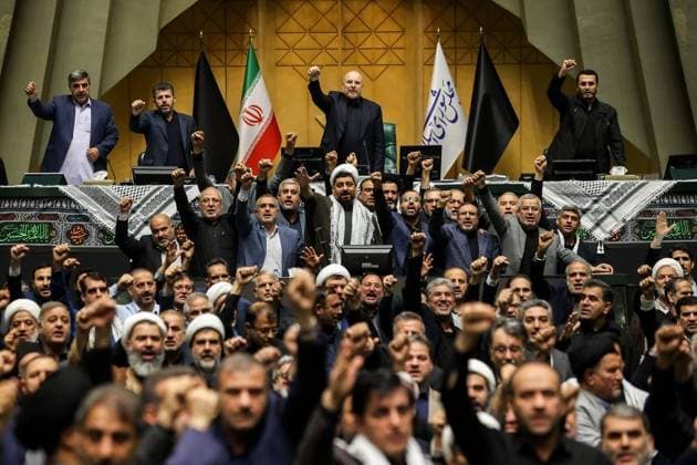 Bilder des Jahres 2024, News 09 September News Themen der Woche KW39 News Bilder des Tages September 29, 2024, Tehran, Iran: Iranian lawmakers chant anti-Isreal slogans during a closed session of the Iranian Parliament in Tehran. The Lebanese militant group Hezbollah confirmed that its leader, Hassan Nasrallah, was killed in an Israeli military strike on the group s central headquarters in Beirut on 27 September 2024. Iran condemned the Israeli strikes on Lebanon. Tehran Iran - ZUMAi98_ 20240929_zih_i98_010 Copyright: xIcanaxNewsxAgencyx