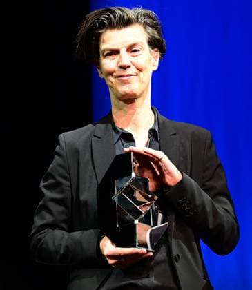 29.09.2024 xkhx Kassel, Opernhaus des Staatstheaters Verleihung des Bürgerpreises Das Glas der Vernunft an die Autorin und Publizistin Carolin Emcke verliehen Bild zeigt die Preisträgerin Carolin Emcke