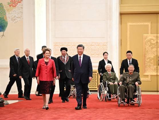 News Bilder des Tages (240929) -- BEIJING, Sept. 29, 2024 -- Chinese President Xi Jinping, also general secretary of the Communist Party of China (CPC) Central Committee and chairman of the Central Military Commission, walks into the venue of a presentation ceremony for national medals and national honorary titles of the People s Republic of China with the recipients at the Great Hall of the People in Beijing, capital of China, Sept. 29, 2024. A presentation ceremony for national medals and national honorary titles of the People s Republic of China was held at the Great Hall of the People in Beijing on Sunday. ) CHINA-BEIJING-NATIONAL MEDALS AND HONORARY TITLES-PRESENTATION CEREMONY (CN) XiexHuanchi 