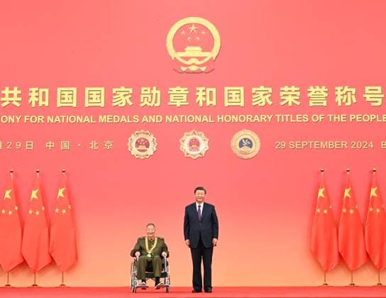 (240929) -- BEIJING, Sept. 29, 2024 -- Chinese President Xi Jinping, also general secretary of the Communist Party of China (CPC) Central Committee and chairman of the Central Military Commission, presents the Medal of the Republic to Huang Zongde in Beijing, capital of China, Sept. 29, 2024. A presentation ceremony for national medals and national honorary titles of the People s Republic of China was held at the Great Hall of the People in Beijing on Sunday. ) CHINA-BEIJING-NATIONAL MEDALS AND HONORARY TITLES-PRESENTATION CEREMONY (CN) XiexHuanchi 