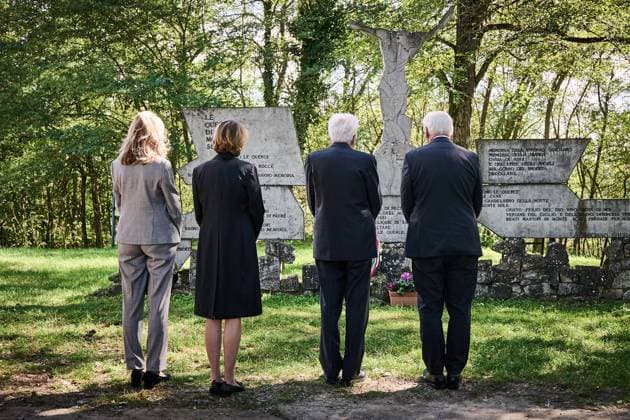 Bilder des Jahres 2024, News 09 September News Themen der Woche KW39 News Bilder des Tages Italien, Bundespräsident Steinmeier reist zur Gedenkveranstaltung zum 80. Jahrestag des Massakers von Monte Sole Nach der Kranzniederlegung in der Ruine der Kirche Sankt Martin am 29.09.2024. Bundespräsident Frank-Walter Steinmeier und Elke Büdenbender reisen zur Teilnahme an der Gedenkveranstaltung zum 80. Jahrestag des Massakers von Monte Sole. Auf dem Programm steht neben der Rede des Bundespräsidenten, u.a. Kranzniederlegungen und ein Gespräch mit Überlebenden und Familienangehörigen von Opfern des Massakers. Marzabotto Italien *** Italy, Federal President Steinmeier travels to the commemoration of the 80th anniversary of the Monte Sole massacre After the wreath-laying ceremony in the ruins of St. Martins Church on 29 Septembe