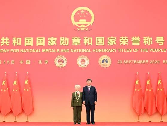 (240929) -- BEIJING, Sept. 29, 2024 -- Chinese President Xi Jinping, also general secretary of the Communist Party of China (CPC) Central Committee and chairman of the Central Military Commission, presents the medal for the title of People s Artist to Tian Hua in Beijing, capital of China, Sept. 29, 2024. A presentation ceremony for national medals and national honorary titles of the People s Republic of China was held at the Great Hall of the People in Beijing on Sunday. ) CHINA-BEIJING-NATIONAL MEDALS AND HONORARY TITLES-PRESENTATION CEREMONY (CN) XiexHuanchi 