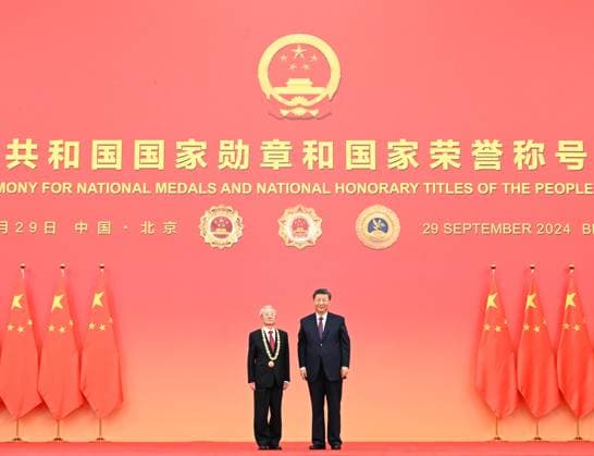 (240929) -- BEIJING, Sept. 29, 2024 -- Chinese President Xi Jinping, also general secretary of the Communist Party of China (CPC) Central Committee and chairman of the Central Military Commission, presents the medal for the title of People s Educator to Zhang Jinfan in Beijing, capital of China, Sept. 29, 2024. A presentation ceremony for national medals and national honorary titles of the People s Republic of China was held at the Great Hall of the People in Beijing on Sunday. ) CHINA-BEIJING-NATIONAL MEDALS AND HONORARY TITLES-PRESENTATION CEREMONY (CN) XiexHuanchi 