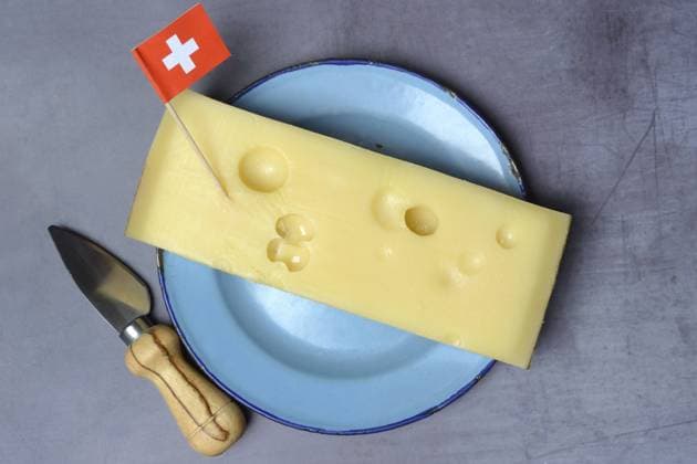 Ein Stück Schweizer Emmentaler Käse auf Teller und Schweizer Fahne A piece of Swiss Emmental cheese on a plate and the Swiss flag Copyright: imageBROKER JürgenxPfeiffer ibxjpf11474244.jpg