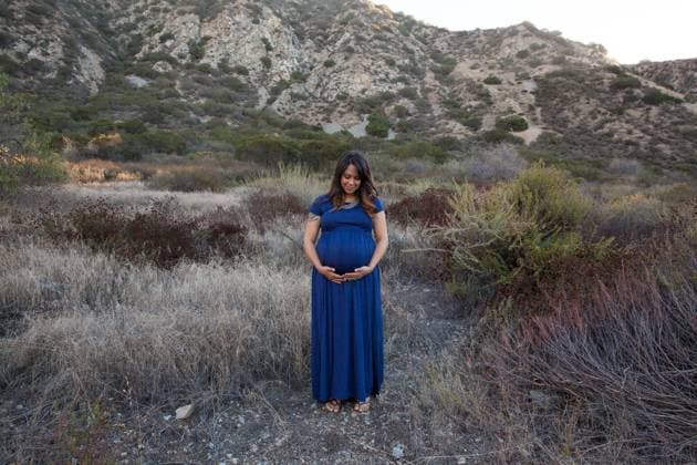 Creative Highlights Symbolfotos Pregnant woman in a blue dress standing in a mountainous landscape Claremont, California, United States R_TTIF240925A-1516255-01 ,model released, Symbolfoto
