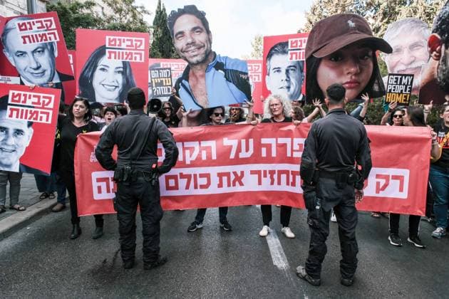 News Themen der Woche KW40 News Bilder des Tages September 30, 2024, Jerusalem, Israel: As Rosh Hashanah, the Jewish New Year, approaches - set to begin at sundown on October 2, 2024 - families and supporters of 101 Israeli hostages held in Gaza breach a security perimeter near Prime Minister Netanyahu s residence to protest. They demand the release and reunification of their loved ones, displaying placards with hostage portraits alongside images of NetanyahuÃ¢â‚¬â ¢s Security Cabinet labeled Ã¢â‚¬ËœDeath Cabinet.Ã¢â‚¬â ¢ The protest follows the October 7, 2023, Hamas attack, which included a massive rocket barrage and gunmen infiltrating Israel, resulting in the massacre of 1,400 civilians and the abduction of about 240 people, including babies, children, and soldiers. Many protesters ho - ZUMAa126 20240930_zap_a126_008 Copyright: xNirxAlonx