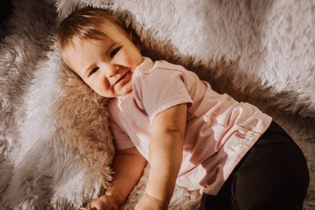 Creative Highlights Symbolfotos Baby girl smiling on a shaggy white carpet in the afternoon Morristown, New Jersey, United States R_EAWU240927-1549309-01 ,model released, Symbolfoto