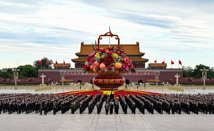 News Themen der Woche KW40 News Bilder des Tages (240930) -- BEIJING, Sept. 30, 2024 -- A ceremony presenting flower baskets to fallen heroes to mark Martyrs Day is held at Tian anmen Square in Beijing, capital of China, Sept. 30, 2024. ) CHINA-BEIJING-MARTYRS DAY-FALLEN HEROES-FLOWER BASKETS PRESENTING (CN) ShenxHong 