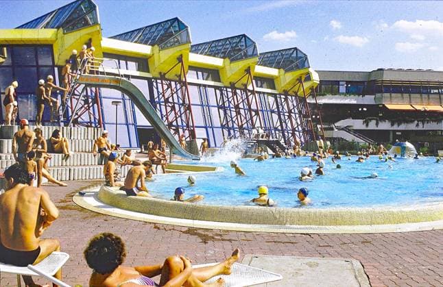 Archivbilder der Woche SPORT KW40 Ab Jahresende 2002 waren die Tueren des SEZ am Friedrichshain vorerst geschlossen. 2003 hat der Investor Rainer Loehnitz fuer einen symbolischen Euro den Zuschlag bekommen. Jetzt nach ueber 19-jaehrigen nur teilweisen Betrieb haette saniert oder abgerissen werden muessen. Loehnitz plante seit Jahren nach Abriss einen groesseren Komplex Wohnungen, Bueros und Sportangebote. Nichts ist passiert. Die Stadt Berlin will nun das Grundstueck zurueck, dass inzwischen auf ca 60 Millionen Euro geschaetzt wird, wie die Morgenpost meldet. Archivfoto Aug.1993, Blick auf Aussenbecken an der Schwimmhalle Morgen, am 01.10.2024 ist vom Berliner Senat die Zwangsraeumung angesetzt. *** From the end of 2002, the doors of the SEZ am Friedrichshain were closed f