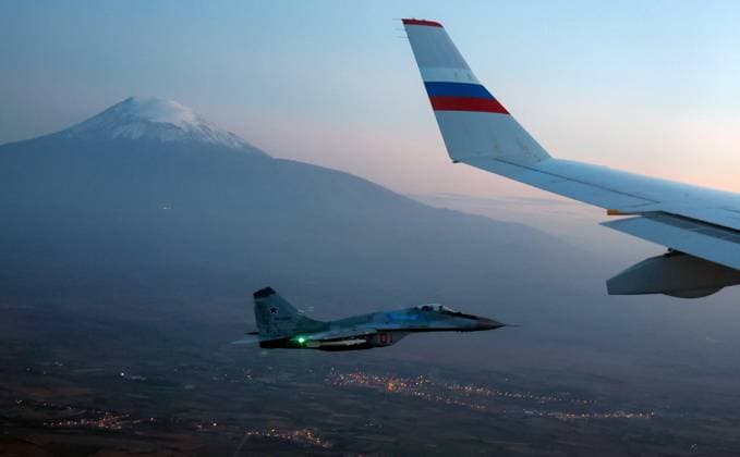 News Themen der Woche KW40 News Bilder des Tages IRAN, TEHRAN - SEPTEMBER 30, 2024: A Sukhoi Su-35S jet fighter follows the plane of Russia s Prime Minister Mikhail Mishustin during his official visit to Iran. Dmitry Astakhov POOL TASS  74558429