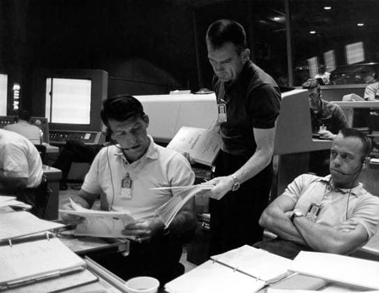 RECORD DATE NOT STATED CAPE CANAVERAL, Fla. - Mercury astronauts, from left, Wally Schirra, Deke Slayton and Alan Shepard work inside the Mercury Control Center where they were stationed during the Faith 7 mission of astronaut Gordon Cooper, launched on May 15, 1963. This was the final mission of the Mercury Program. The Mercury Mission Control Center in Florida played a key role in the United States early spaceflight program. Located at Cape Canaveral Air Force Station, the original part of the building was constructed between 1956 and 1958, with additions in 1959 and 1963. The facility officially was transferred to NASA on Dec. 26, 1963, and served as mission control during all the Project Mercury missions, as well as the first three flights of the Gemini Prog Copyright: xpiemagsx piemagsnasaend23-16972 !ACHTUNG AUFNAHMEDATUM GESCHÄTZT!