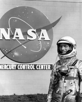 RECORD DATE NOT STATED CAPE CANAVERAL, Fla. - Mercury astronaut Scott Carpenter stands in front of the Mercury Control Center. Carpenter flew the Aurora 7 mission, launched on May 24, 1962. The Mercury Mission Control Center in Florida played a key role in the United States early spaceflight program. Located at Cape Canaveral Air Force Station, the original part of the building was constructed between 1956 and 1958, with additions in 1959 and 1963. The facility officially was transferred to NASA on Dec. 26, 1963, and served as mission control during all the Project Mercury missions, as well as the first three flights of the Gemini Program, when it was renamed Mission Control Center. With its operational days behind, on June 1, 1967, the Mission Control Center be Copyright: xpiemagsx piemagsnasaend23-16992 !ACHTUNG AUFNAHMEDATUM GESCHÄTZT!