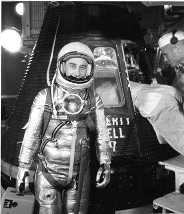 RECORD DATE NOT STATED KENNEDY SPACE CENTER, FLA. -- READY FOR FLIGHT - On level three of gantry on pad 5, Project Mercury astronaut Virgil I. Gus Grissom pauses briefly while a technician completes final adjustment in the Liberty Bell 7 spacecraft, which carried Grissom 118 miles into space on Friday, July 21, 1961. The craft s large trapezoidal observation window can be seen behind the pilot. The Pilot Observer Camera, which brought the astronaut s head and shoulders into view, was to reflect the lights on the flight events sequence panel through the 5-inch plexiglas parabolic mirror attached to Grissom s suit, to provide and accurately time record the pilot s voice communications, eye scan pattern and arm motions. The spacecraft sank on landing and has not b Copyright: xpiemagsx piemagsnasaend23-17034 !ACHTUNG AUFNAHMEDATUM GESCHÄTZT!