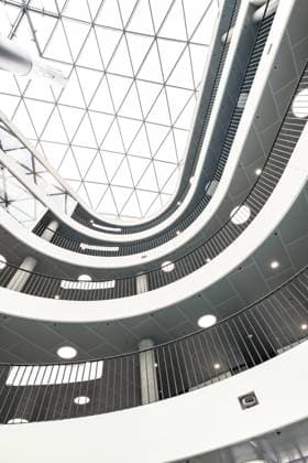 Creative Highlights World Ein moderner Innenraum, der sich durch eine spiralförmige Treppe und ein Glasdach auszeichnet, um eine helle, industrielle Atmosphäre zu schaffen, Uni Stuttgart, Deutschland, Europa A modern interior characterised by a spiral staircase and a glass roof to create a bright, industrial atmosphere, University of Stuttgart, Germany, Europe Copyright: imageBROKER ManuelxKamuf ibxmlk11450703.jpg