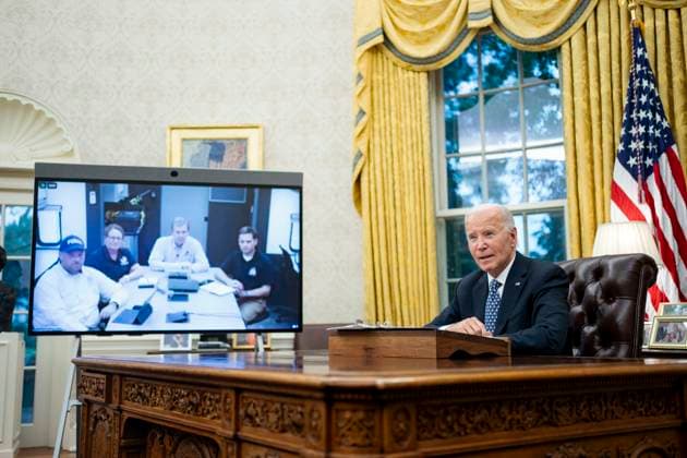 News Themen der Woche KW40 News Bilder des Tages September 30, 2024, Washington, District Of Columbia, USA: United States President Joe Biden speaks to the press pool after receiving a briefing from Governor Roy Cooper (Democrat of North Carolina) and Deanne Criswell, Administrator, Federal Emergency Management Agency (FEMA) on the latest operational updates from the impact of Hurricane Helene in the Oval Office at the White House in Washington, DC on Monday, September 30, 2024 Washington USA - ZUMAs152 20240930_faa_s152_074 Copyright: xBonniexCashx-xPoolxviaxCNPx