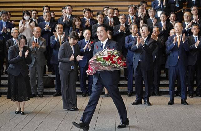 Bilder des Jahres 2024, News 10 Oktober News Themen der Woche KW40 News Bilder des Tages Japan PM Kishida to be succeeded by Ishiba Japan s outgoing Prime Minister Fumio Kishida leaves the premier s office in Tokyo with a bouquet of flowers on Oct. 1, 2024. Shigeru Ishiba, the leader of the ruling Liberal Democratic Party, is set to take office as new prime minister later in the day.  A14AA0003525036P
