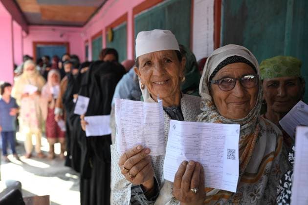Bilder des Jahres 2024, News 10 Oktober News Themen der Woche KW40 News Bilder des Tages October 1, 2024, Bandipora, Jammu And Kashmir, India: Voters queue up to cast their ballots at a polling station during the third and final phase of voting for assembly elections, in Hajin Bandipora Bandipora India - ZUMAz120 20241001_zip_z120_010 Copyright: xBasitxZargarx