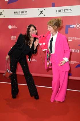 Carol Schuler und Sarah Bauerett bei der 25. Verleihung der First Steps Awards 2024 im Theater des Westens. Berlin, 30.09.2024