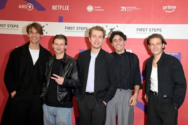 Arne-Carlos Böttcher, Paul Sundheim, Laszlo Branko Breiding, Riccardo Campione und Moritz Bäckerling bei der 25. Verleihung der First Steps Awards 2024 im Theater des Westens. Berlin, 30.09.2024