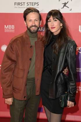 Franz Dinda mit Ehefrau Elise Dinda bei der 25. Verleihung der First Steps Awards 2024 im Theater des Westens. Berlin, 30.09.2024
