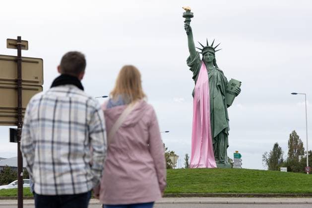 News Themen der Woche KW40 News Bilder des Tages OCTOBRE ROSE STATUE DE LA LIBERTE COLMAR PHOTOPQR DNA Roméo BOETZLÉ Colmar 01 10 2024 Two people stand in front of the Statue of Liberty in Colmar wearing a pink headband for Pink October, breast cancer prevention month Colmar October 1st 2024 Colmar, France, oct 1st 2024 The Statue of Liberty in Colmar the birthplace of Bartholdi, the statues creator wears a pink headband for Pink October, breast cancer prevention month Colmar Haut Rhin Alsace France  Copyright: xPHOTOPQR DNA MAXPPPxRoméoxBOETZLÉx 20241001DNA3039 20241001DNA3039