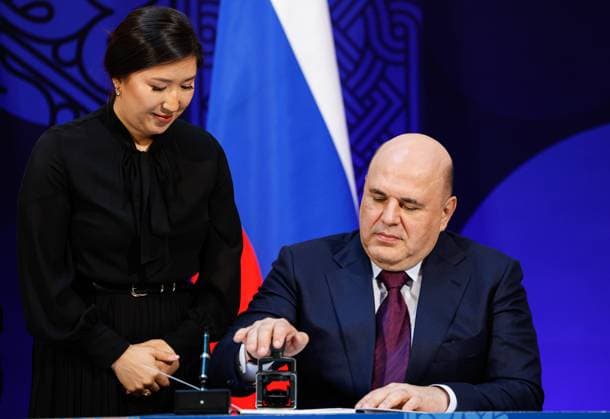 News Themen der Woche KW40 News Bilder des Tages ARMENIA, YEREVAN - OCTOBER 1, 2024: Russia s Prime Minister Mikhail Mishustin (R) cancels a stamp during the 2024 Eurasian Economic Forum. Dmitry Astakhov POOL TASS  74570342