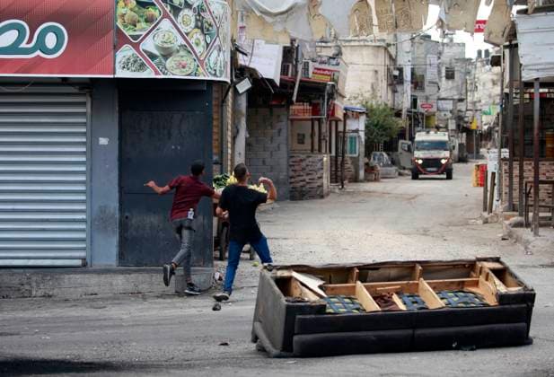 News Themen der Woche KW40 News Bilder des Tages Israeli forces take position near their vehicles during a raid at the Balata refugee camp, east of Nablus, in the occupied West Bank Israeli forces take position near their vehicles during a raid at the Balata refugee camp, east of Nablus, in the occupied West Bank on October 1, 2024. Photo by Mohammed Nasser apaimages Nablus West Bank Palestinian Territory 011024_Nablus_MN_00(6) Copyright: xapaimagesxMohammedxNasserx xapaimagesx