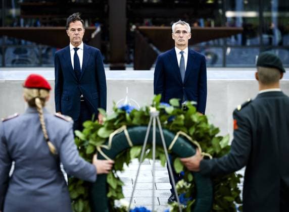 Bilder des Jahres 2024, News 10 Oktober News Themen der Woche KW40 News Bilder des Tages BRUSSELS - Mark Rutte during a wreath laying ceremony together with NATO Secretary General Jens Stoltenberg ahead of Rutte s appointment as the new NATO Secretary General. ANP REMKO DE WAAL netherlands out - belgium out  Copyright: xx x509843123x originalFilename: 509843123.jpg