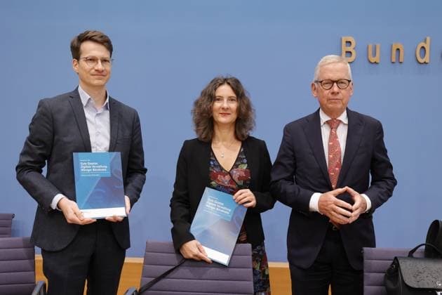 News Themen der Woche KW40 News Bilder des Tages Hannes Kühn, Leiter des Sekretariats des NKR, Prof. Dr. Sabine Kuhlmann, Stellv. Vorsitzende des NKR, Lutz Goebel, NKR-Vorsitzender, Deutschland, Berlin, Bundespressekonferenz, Thema: Jahresbericht des Nationalen Normenkontrollrat zum Bürokratieabbau *** Hannes Kühn, Head of the Secretariat of the NKR, Prof Dr Sabine Kuhlmann, Deputy Chairwoman of the NKR, Lutz Goebel, NKR Chairman, Germany, Berlin, Federal Press Conference, Topic Annual Report of the National Regulatory Control Council on Bureaucracy Reduction