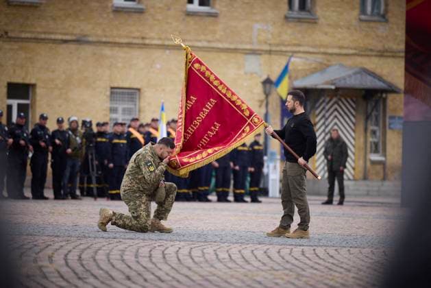 News Themen der Woche KW40 News Bilder des Tages President Volodymyr Zelensky honored fighters with state decorations, presented battle flags to brigades and awarded honorary titles on the occasion of Defenders of Ukraine Day in Kiev President Volodymyr Zelensky honored fighters with state decorations, presented battle flags to brigades, and conferred honorary titles On the Day of Defenders of Ukraine in Kiev, Ukraine, October 1, 2024 Ukraine Presidency via Bestimage On the Day of Defenders of Ukraine, President Volodymyr Zelenskyy honored warriors with state awards, presented battle flags to brigades, and conferred honorary titles Kiev Ukraine  Copyright: xUkrainexPresidencyxviaxBestimagexUkrainexPresidencyxviaxBestimagex